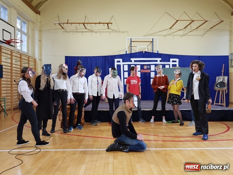 Zdjęcie w galerii na portalu naszraciborz.pl: II LO świętowało Dzień Patrona Szkoły wiadomości z regionu