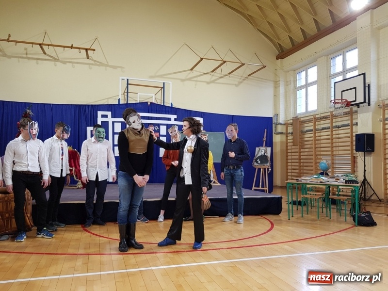 Zdjęcie w galerii na portalu naszraciborz.pl: II LO świętowało Dzień Patrona Szkoły wiadomości z regionu