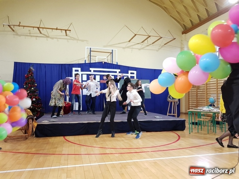 Zdjęcie w galerii na portalu naszraciborz.pl: II LO świętowało Dzień Patrona Szkoły wiadomości z regionu