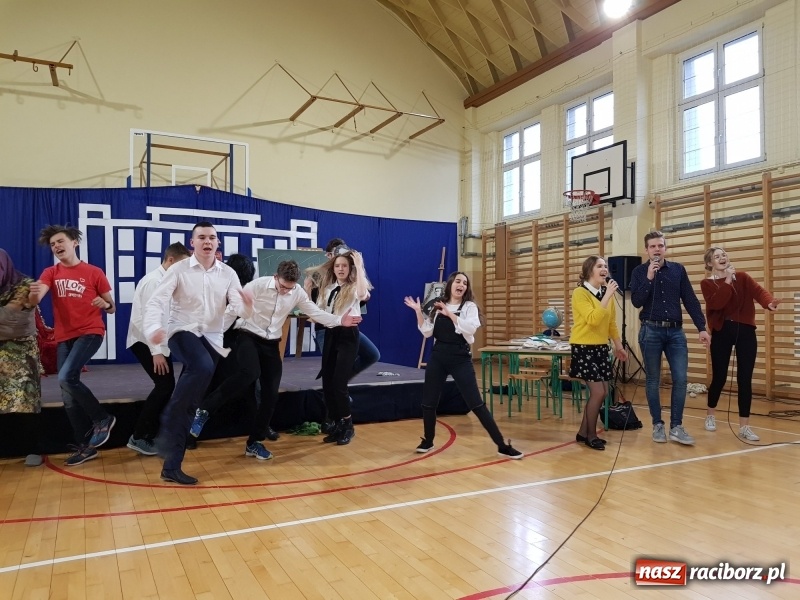 Zdjęcie w galerii na portalu naszraciborz.pl: II LO świętowało Dzień Patrona Szkoły wiadomości z regionu