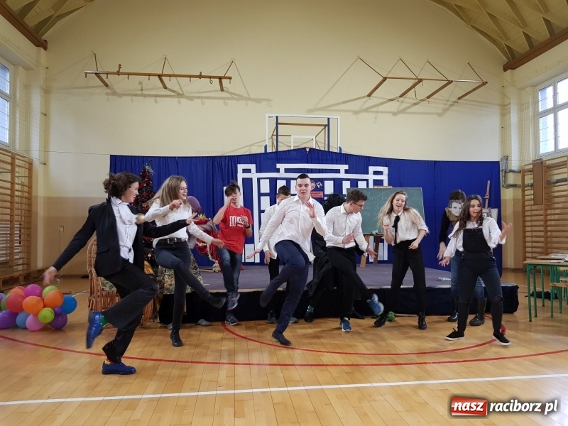 Zdjęcie w galerii na portalu naszraciborz.pl: II LO świętowało Dzień Patrona Szkoły wiadomości z regionu