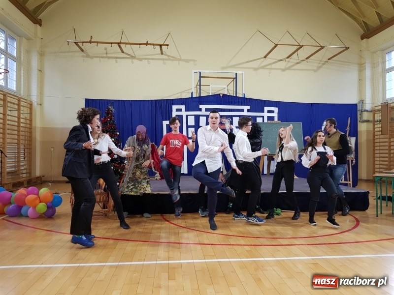 Zdjęcie w galerii na portalu naszraciborz.pl: II LO świętowało Dzień Patrona Szkoły wiadomości z regionu