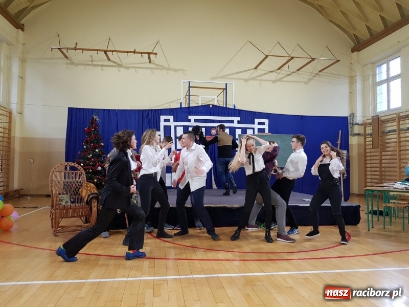 Zdjęcie w galerii na portalu naszraciborz.pl: II LO świętowało Dzień Patrona Szkoły wiadomości z regionu