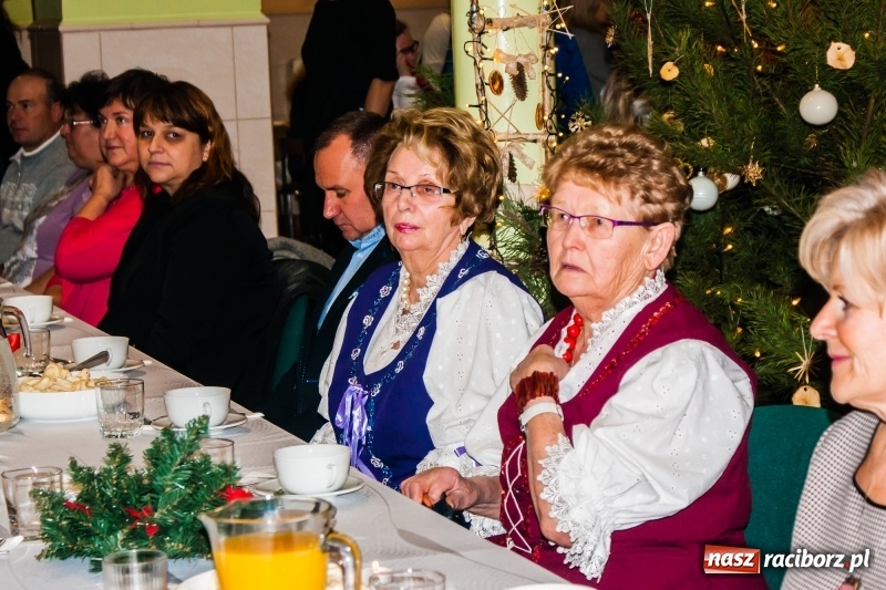 Zdjęcie w galerii na portalu naszraciborz.pl: Kolędy, pastorałki i świąteczna uczta, czyli wigilia w Ośrodku dla Niesłyszących w Raciborzu wiadomości z regionu