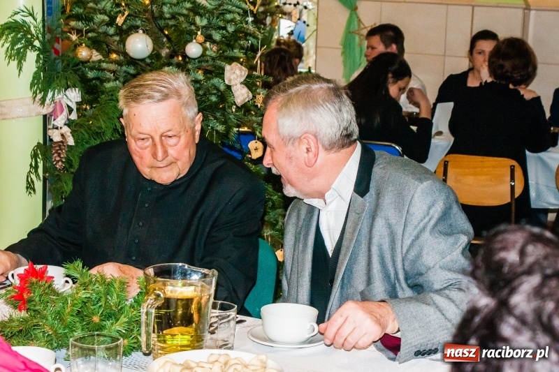 Zdjęcie w galerii na portalu naszraciborz.pl: Kolędy, pastorałki i świąteczna uczta, czyli wigilia w Ośrodku dla Niesłyszących w Raciborzu wiadomości z regionu