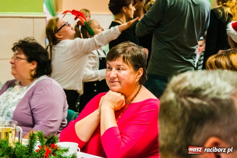 Zdjęcie w galerii na portalu naszraciborz.pl: Kolędy, pastorałki i świąteczna uczta, czyli wigilia w Ośrodku dla Niesłyszących w Raciborzu wiadomości z regionu