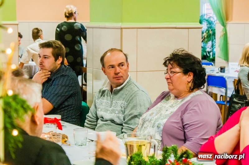 Zdjęcie w galerii na portalu naszraciborz.pl: Kolędy, pastorałki i świąteczna uczta, czyli wigilia w Ośrodku dla Niesłyszących w Raciborzu wiadomości z regionu