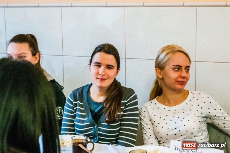 Zdjęcie w galerii na portalu naszraciborz.pl: Kolędy, pastorałki i świąteczna uczta, czyli wigilia w Ośrodku dla Niesłyszących w Raciborzu wiadomości z regionu