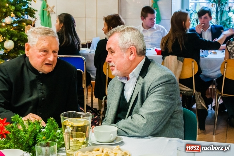 Zdjęcie w galerii na portalu naszraciborz.pl: Kolędy, pastorałki i świąteczna uczta, czyli wigilia w Ośrodku dla Niesłyszących w Raciborzu wiadomości z regionu