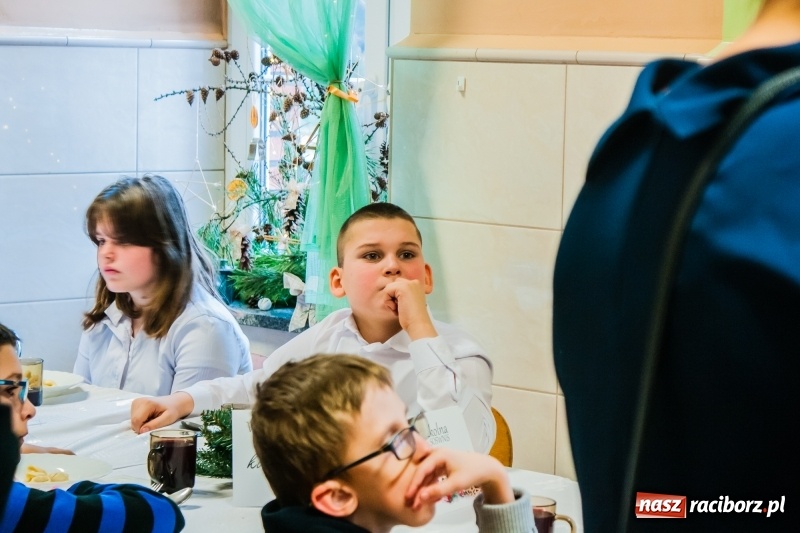 Zdjęcie w galerii na portalu naszraciborz.pl: Kolędy, pastorałki i świąteczna uczta, czyli wigilia w Ośrodku dla Niesłyszących w Raciborzu wiadomości z regionu