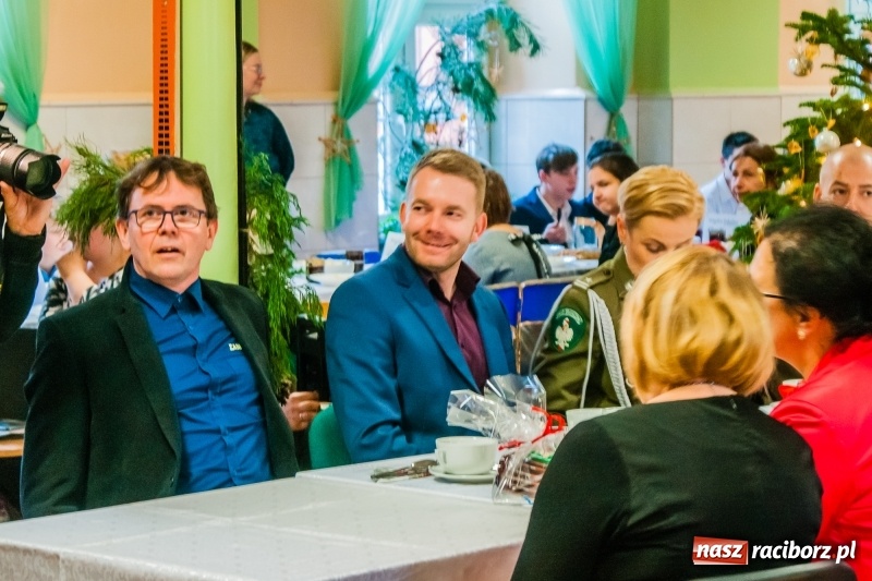 Zdjęcie w galerii na portalu naszraciborz.pl: Kolędy, pastorałki i świąteczna uczta, czyli wigilia w Ośrodku dla Niesłyszących w Raciborzu wiadomości z regionu