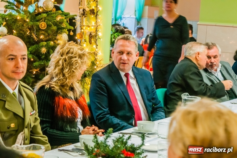 Zdjęcie w galerii na portalu naszraciborz.pl: Kolędy, pastorałki i świąteczna uczta, czyli wigilia w Ośrodku dla Niesłyszących w Raciborzu wiadomości z regionu