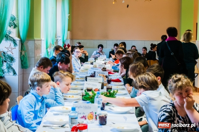 Zdjęcie w galerii na portalu naszraciborz.pl: Kolędy, pastorałki i świąteczna uczta, czyli wigilia w Ośrodku dla Niesłyszących w Raciborzu wiadomości z regionu