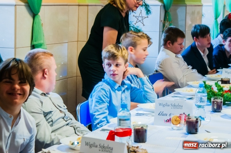 Zdjęcie w galerii na portalu naszraciborz.pl: Kolędy, pastorałki i świąteczna uczta, czyli wigilia w Ośrodku dla Niesłyszących w Raciborzu wiadomości z regionu