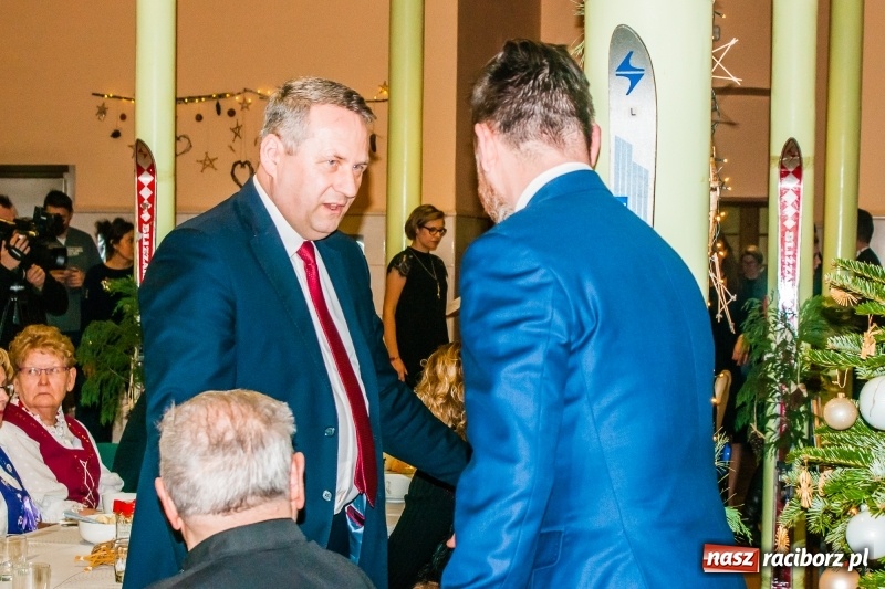 Zdjęcie w galerii na portalu naszraciborz.pl: Kolędy, pastorałki i świąteczna uczta, czyli wigilia w Ośrodku dla Niesłyszących w Raciborzu wiadomości z regionu