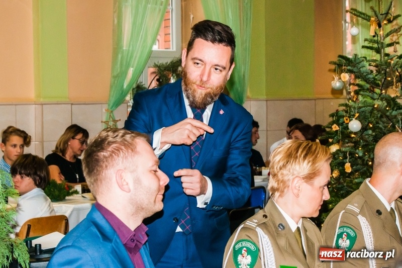 Zdjęcie w galerii na portalu naszraciborz.pl: Kolędy, pastorałki i świąteczna uczta, czyli wigilia w Ośrodku dla Niesłyszących w Raciborzu wiadomości z regionu