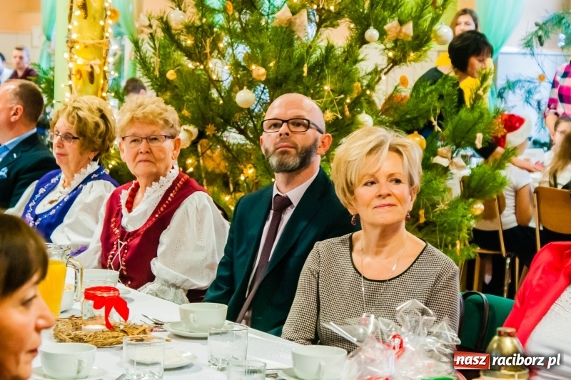 Zdjęcie w galerii na portalu naszraciborz.pl: Kolędy, pastorałki i świąteczna uczta, czyli wigilia w Ośrodku dla Niesłyszących w Raciborzu wiadomości z regionu