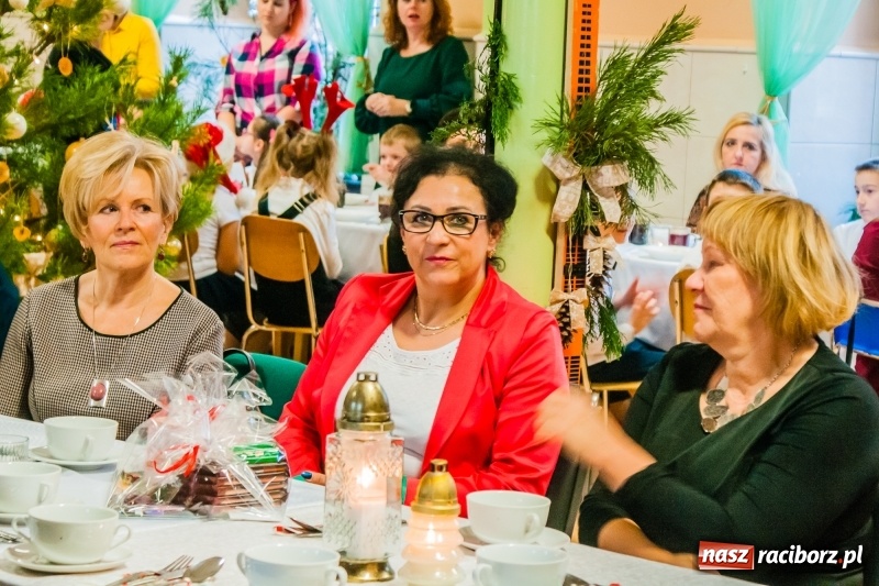 Zdjęcie w galerii na portalu naszraciborz.pl: Kolędy, pastorałki i świąteczna uczta, czyli wigilia w Ośrodku dla Niesłyszących w Raciborzu wiadomości z regionu