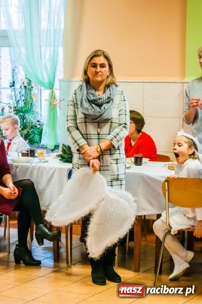 Zdjęcie w galerii na portalu naszraciborz.pl: Kolędy, pastorałki i świąteczna uczta, czyli wigilia w Ośrodku dla Niesłyszących w Raciborzu wiadomości z regionu