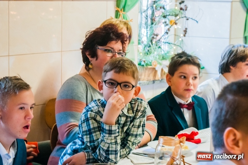 Zdjęcie w galerii na portalu naszraciborz.pl: Kolędy, pastorałki i świąteczna uczta, czyli wigilia w Ośrodku dla Niesłyszących w Raciborzu wiadomości z regionu
