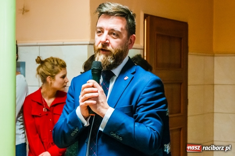 Zdjęcie w galerii na portalu naszraciborz.pl: Kolędy, pastorałki i świąteczna uczta, czyli wigilia w Ośrodku dla Niesłyszących w Raciborzu wiadomości z regionu