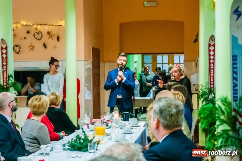 Zdjęcie w galerii na portalu naszraciborz.pl: Kolędy, pastorałki i świąteczna uczta, czyli wigilia w Ośrodku dla Niesłyszących w Raciborzu wiadomości z regionu