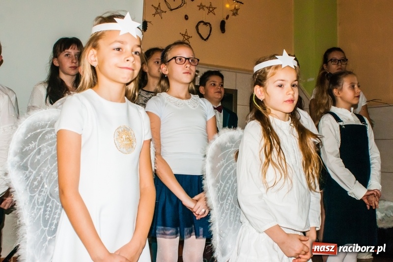 Zdjęcie w galerii na portalu naszraciborz.pl: Kolędy, pastorałki i świąteczna uczta, czyli wigilia w Ośrodku dla Niesłyszących w Raciborzu wiadomości z regionu