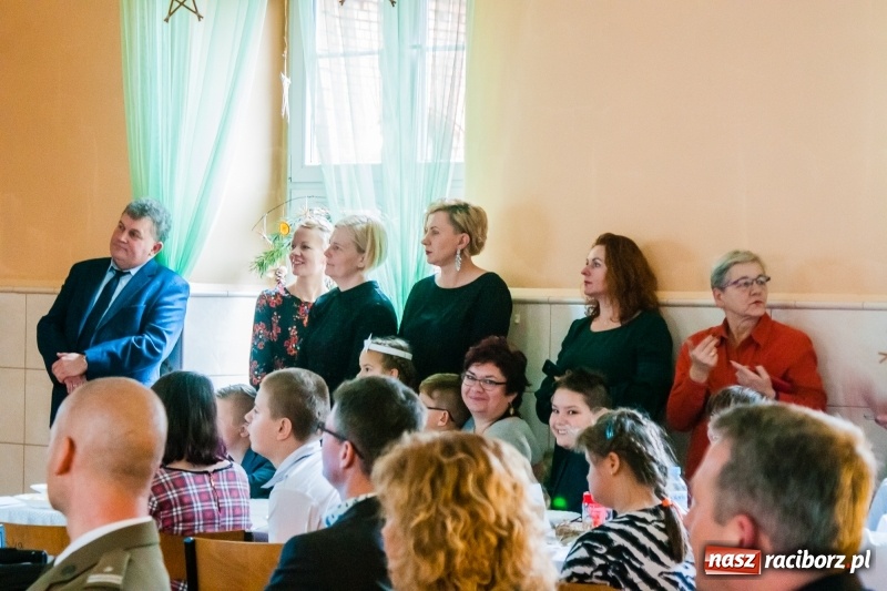 Zdjęcie w galerii na portalu naszraciborz.pl: Kolędy, pastorałki i świąteczna uczta, czyli wigilia w Ośrodku dla Niesłyszących w Raciborzu wiadomości z regionu