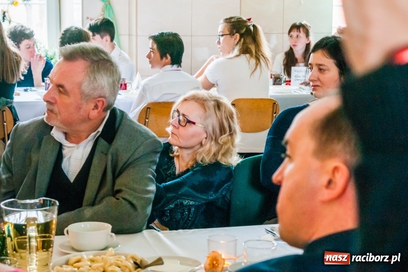 Zdjęcie w galerii na portalu naszraciborz.pl: Kolędy, pastorałki i świąteczna uczta, czyli wigilia w Ośrodku dla Niesłyszących w Raciborzu wiadomości z regionu