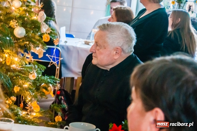 Zdjęcie w galerii na portalu naszraciborz.pl: Kolędy, pastorałki i świąteczna uczta, czyli wigilia w Ośrodku dla Niesłyszących w Raciborzu wiadomości z regionu