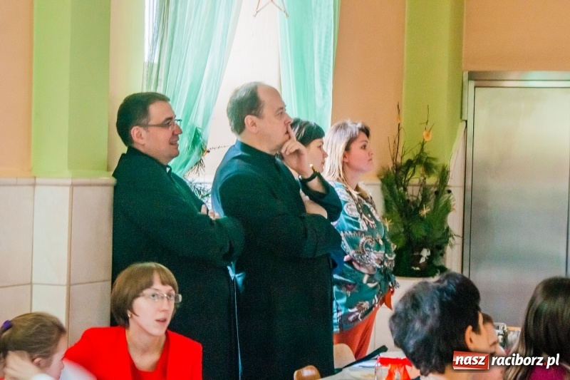 Zdjęcie w galerii na portalu naszraciborz.pl: Kolędy, pastorałki i świąteczna uczta, czyli wigilia w Ośrodku dla Niesłyszących w Raciborzu wiadomości z regionu