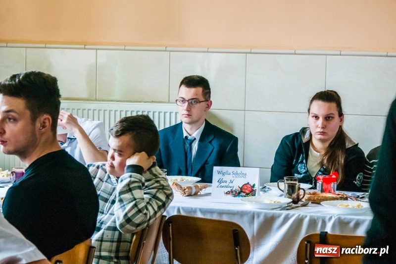 Zdjęcie w galerii na portalu naszraciborz.pl: Kolędy, pastorałki i świąteczna uczta, czyli wigilia w Ośrodku dla Niesłyszących w Raciborzu wiadomości z regionu