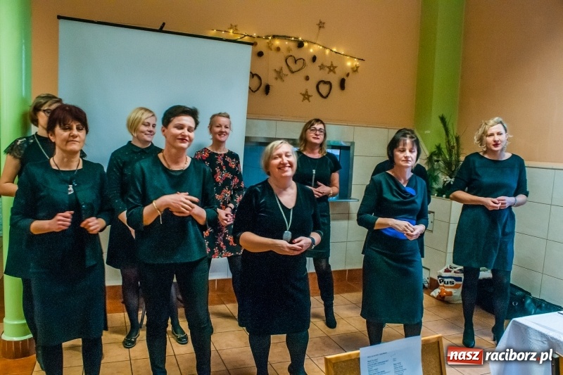 Zdjęcie w galerii na portalu naszraciborz.pl: Kolędy, pastorałki i świąteczna uczta, czyli wigilia w Ośrodku dla Niesłyszących w Raciborzu wiadomości z regionu