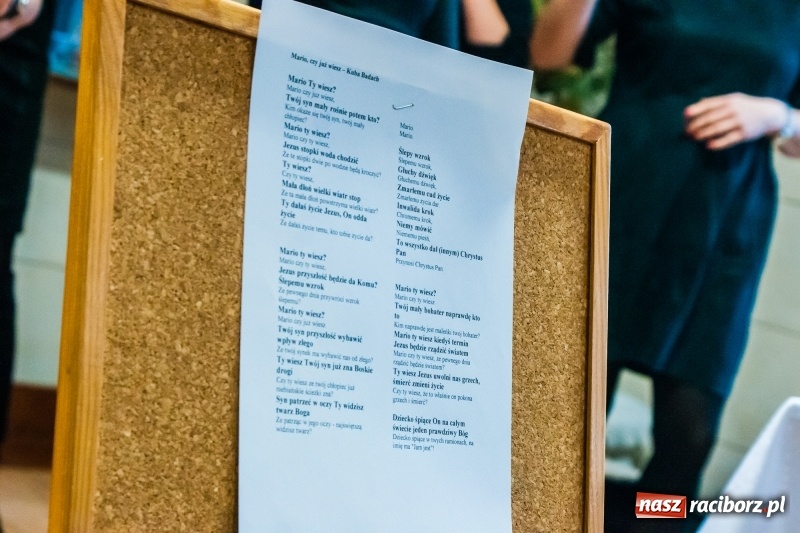 Zdjęcie w galerii na portalu naszraciborz.pl: Kolędy, pastorałki i świąteczna uczta, czyli wigilia w Ośrodku dla Niesłyszących w Raciborzu wiadomości z regionu