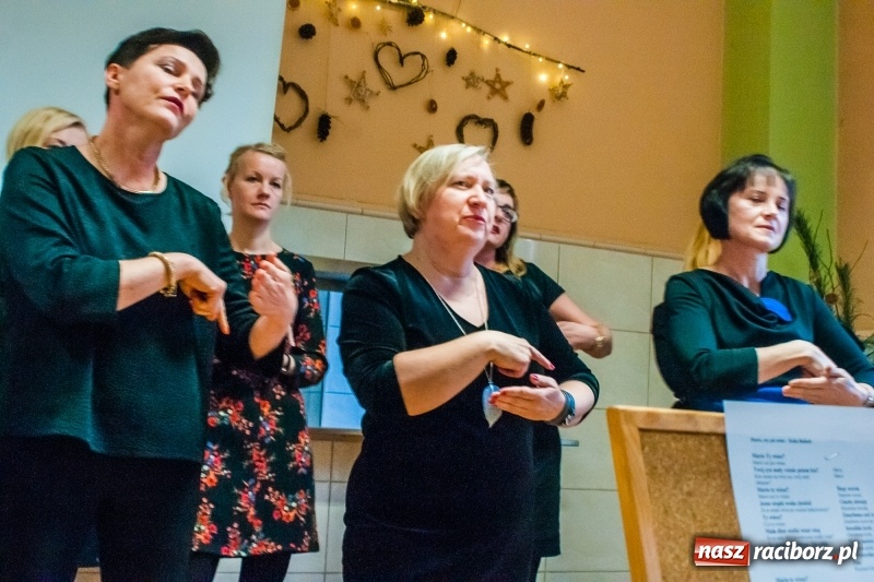 Zdjęcie w galerii na portalu naszraciborz.pl: Kolędy, pastorałki i świąteczna uczta, czyli wigilia w Ośrodku dla Niesłyszących w Raciborzu wiadomości z regionu