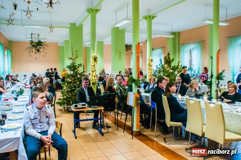Zdjęcie w galerii na portalu naszraciborz.pl: Kolędy, pastorałki i świąteczna uczta, czyli wigilia w Ośrodku dla Niesłyszących w Raciborzu wiadomości z regionu