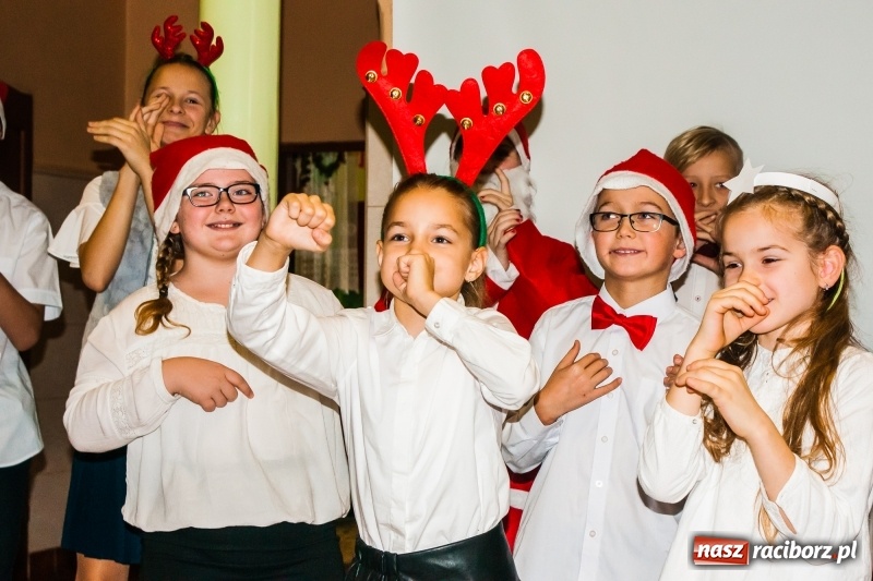 Zdjęcie w galerii na portalu naszraciborz.pl: Kolędy, pastorałki i świąteczna uczta, czyli wigilia w Ośrodku dla Niesłyszących w Raciborzu wiadomości z regionu