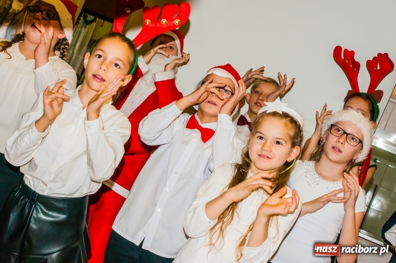 Zdjęcie w galerii na portalu naszraciborz.pl: Kolędy, pastorałki i świąteczna uczta, czyli wigilia w Ośrodku dla Niesłyszących w Raciborzu wiadomości z regionu