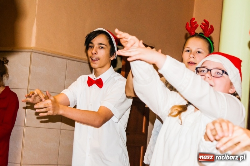 Zdjęcie w galerii na portalu naszraciborz.pl: Kolędy, pastorałki i świąteczna uczta, czyli wigilia w Ośrodku dla Niesłyszących w Raciborzu wiadomości z regionu