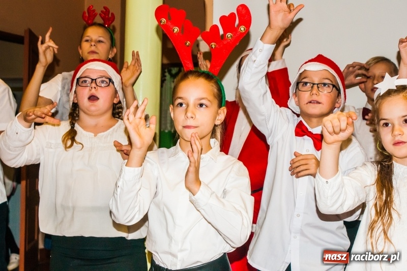 Zdjęcie w galerii na portalu naszraciborz.pl: Kolędy, pastorałki i świąteczna uczta, czyli wigilia w Ośrodku dla Niesłyszących w Raciborzu wiadomości z regionu