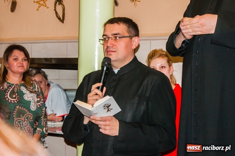 Zdjęcie w galerii na portalu naszraciborz.pl: Kolędy, pastorałki i świąteczna uczta, czyli wigilia w Ośrodku dla Niesłyszących w Raciborzu wiadomości z regionu