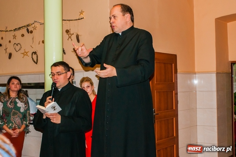 Zdjęcie w galerii na portalu naszraciborz.pl: Kolędy, pastorałki i świąteczna uczta, czyli wigilia w Ośrodku dla Niesłyszących w Raciborzu wiadomości z regionu