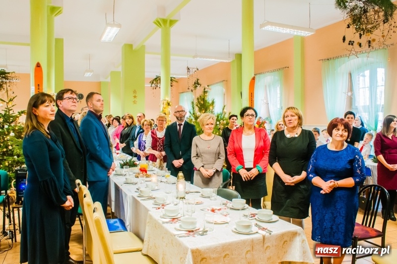 Zdjęcie w galerii na portalu naszraciborz.pl: Kolędy, pastorałki i świąteczna uczta, czyli wigilia w Ośrodku dla Niesłyszących w Raciborzu wiadomości z regionu