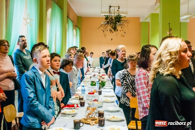 Zdjęcie w galerii na portalu naszraciborz.pl: Kolędy, pastorałki i świąteczna uczta, czyli wigilia w Ośrodku dla Niesłyszących w Raciborzu wiadomości z regionu