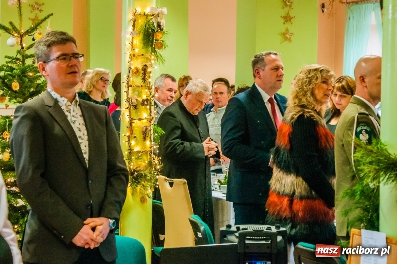 Zdjęcie w galerii na portalu naszraciborz.pl: Kolędy, pastorałki i świąteczna uczta, czyli wigilia w Ośrodku dla Niesłyszących w Raciborzu wiadomości z regionu