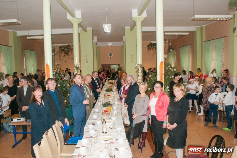 Zdjęcie w galerii na portalu naszraciborz.pl: Kolędy, pastorałki i świąteczna uczta, czyli wigilia w Ośrodku dla Niesłyszących w Raciborzu wiadomości z regionu