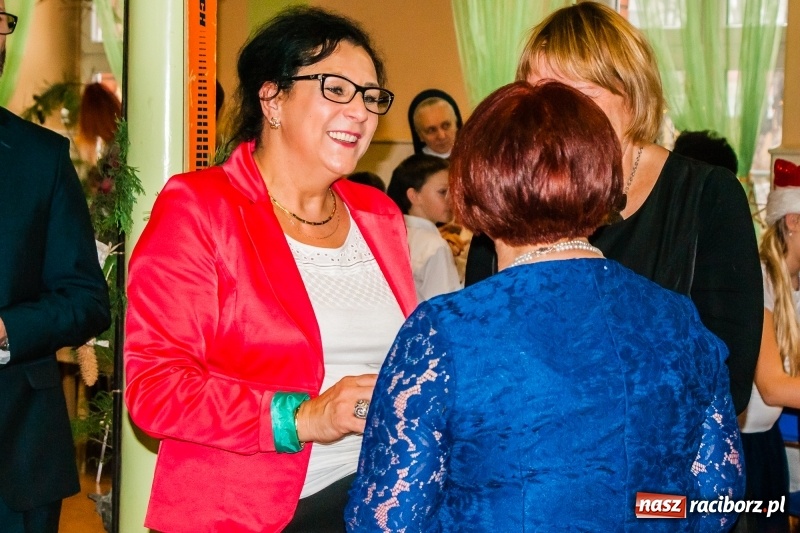 Zdjęcie w galerii na portalu naszraciborz.pl: Kolędy, pastorałki i świąteczna uczta, czyli wigilia w Ośrodku dla Niesłyszących w Raciborzu wiadomości z regionu