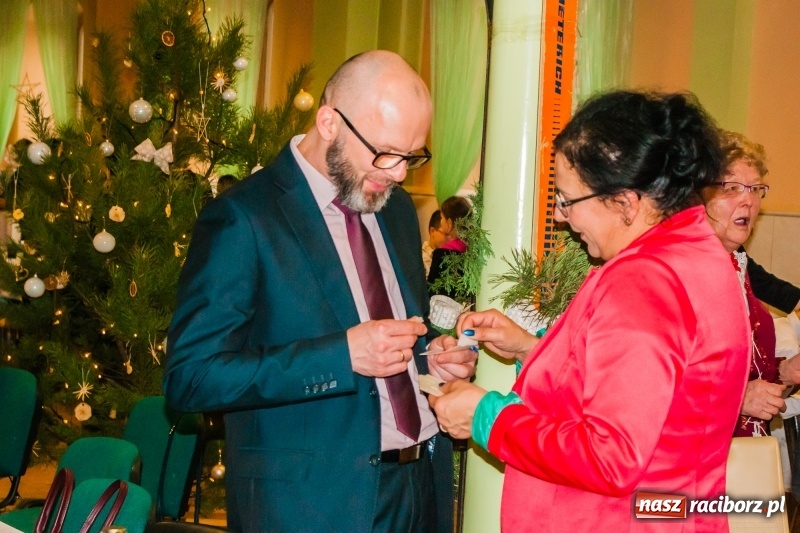 Zdjęcie w galerii na portalu naszraciborz.pl: Kolędy, pastorałki i świąteczna uczta, czyli wigilia w Ośrodku dla Niesłyszących w Raciborzu wiadomości z regionu