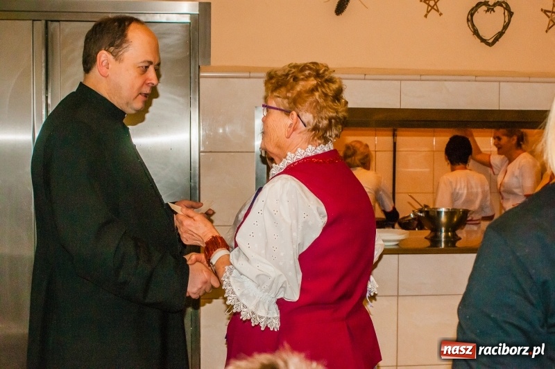 Zdjęcie w galerii na portalu naszraciborz.pl: Kolędy, pastorałki i świąteczna uczta, czyli wigilia w Ośrodku dla Niesłyszących w Raciborzu wiadomości z regionu