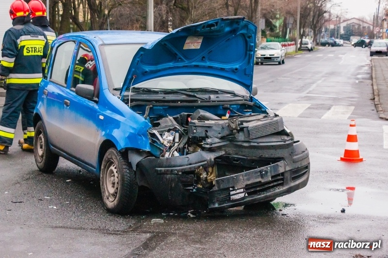 Zdjęcie w galerii na portalu naszraciborz.pl: Jedna osoba w szpitalu. Zderzenie mercedesa i fiata na Królewskiej  wiadomości z regionu
